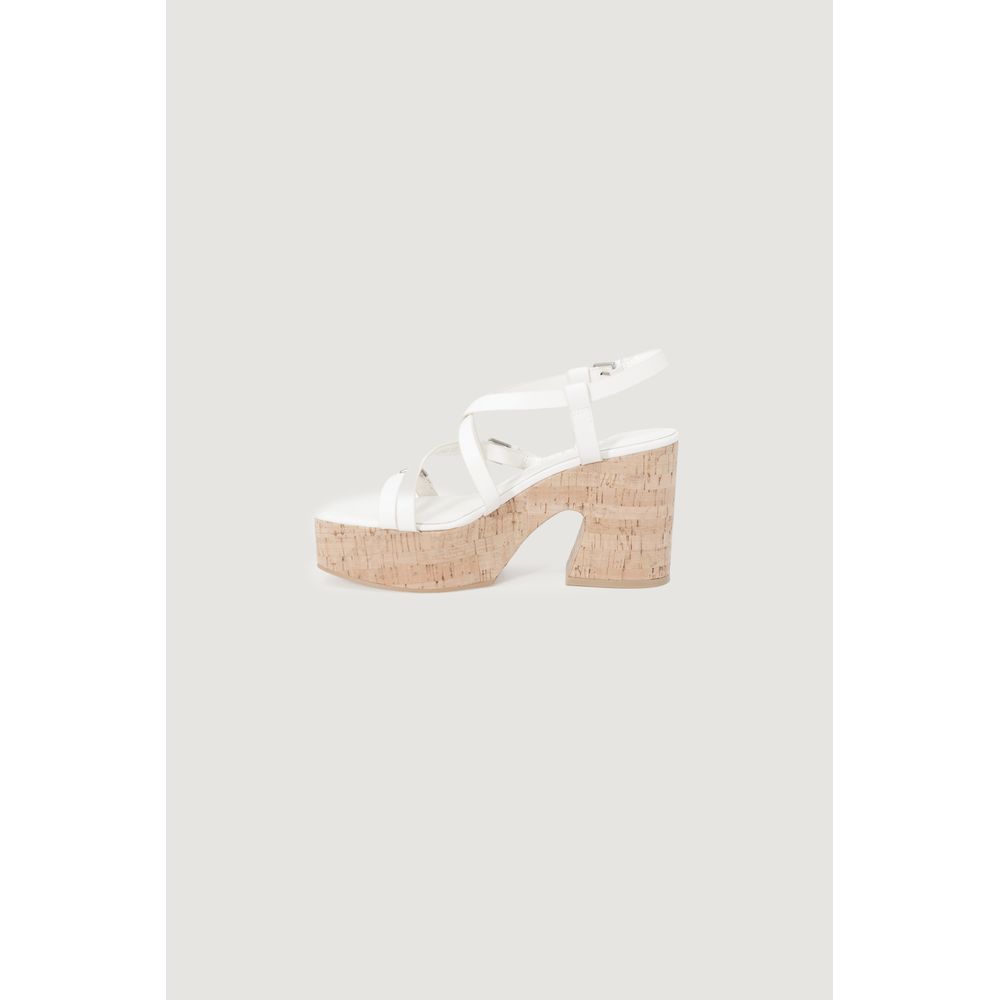 Escarpins à talons hauts en cuir beige Guess